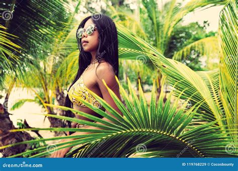 Junges Schönes Asiatisches Mädchen Im Bikini Genießen Sommerferien Auf Tropischem Strand