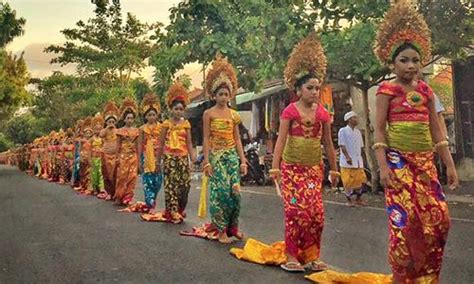 Tradisi Mepeed Di Sukawati Bali Tour Murah Di Bali Liburan Murah Di