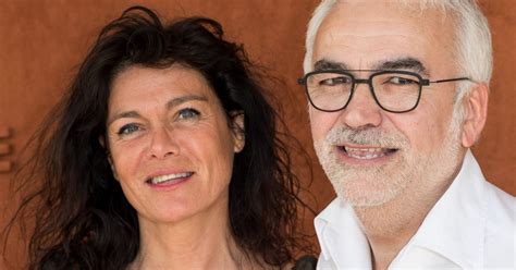 Pascal praud très embarrassé par un cadeau de frédéric beigbeder (video). Pascal Praud et sa femme au village lors des ...