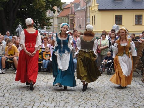 Na chodské slavnosti, na jeden z nejstarších folkloristických festivalů v české republice pořádaný v domažlicích již od roku 1955, lákali chodové v turistickém. Příležitostní Pamětník č. 14: Domažlice - Chodské ...