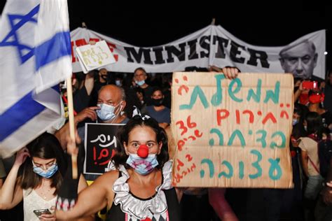 Police Issue Warning To Hundreds Of Tel Aviv Protesters Blocking Roads