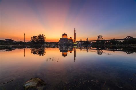 Masjid as salam puchong perdana, persiaran perdana, puchong new village, 47100, malaysia. Magical Sunrise At Masjid As Salam, Puchong Stock Photo ...