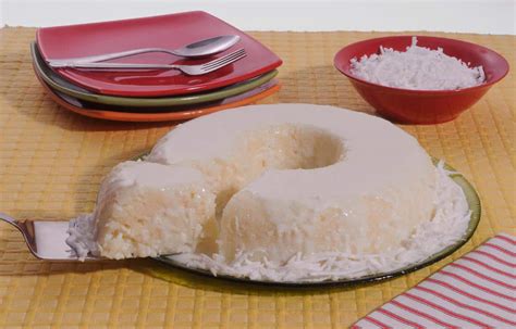 1 xícara (chá) de coco ralado. Cuscuz de tapioca com calda de coco - Guia da Cozinha
