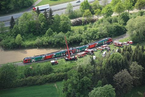 Newsticker, schlagzeilen und alles, was heute wichtig ist, im überblick. Österreich: Ein Toter und Verletzte bei Zugkollision nahe ...