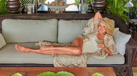 martha stewart becomes oldest person to feature on sports illustrated swimsuit issue at 81