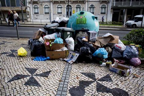 Greve Deixa Lixo Acumulado Nas Ruas De Lisboa Resíduos PÚblico