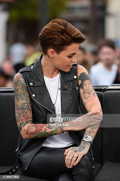 ruby rose mark mcgrath and cody simpson on extra photos et images de collection getty images