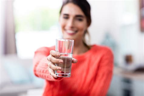 Ile wody dziennie pić Zasady prawidłowego nawadniania