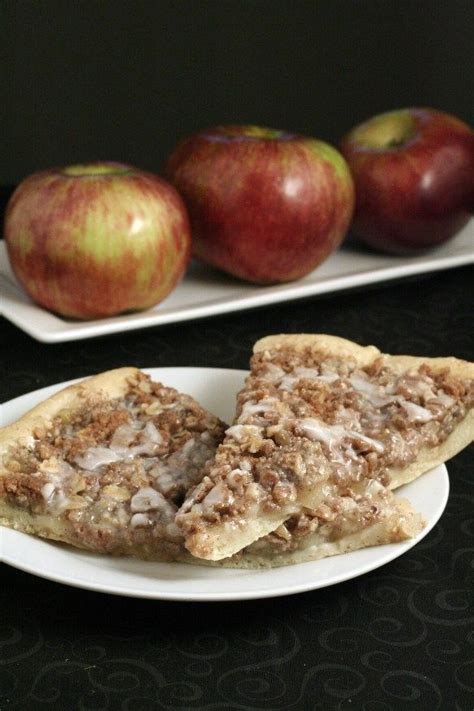 Apple dessert pizza like cici's. Pizza for Dessert? YES! Apple Pie Dessert Pizza | Dessert ...
