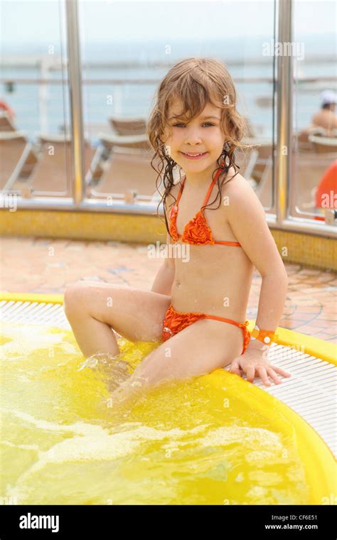 kleine mädchen tragen badeanzug sitzt am rand des swimming pool stockfotografie alamy