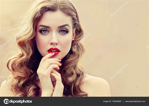 Beautiful Girl With Long Wavy Hair — Stock Photo © Sofiazhuravets