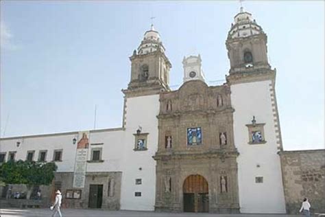 Bonita casa en coto privado con vigilancia 24 horas muy buenos espacios y muy iluminada con luz natural en toda la casa la sala comedor con doble. Qué Visitar y Hacer en Zapopan Jalisco - Tips de Viaje