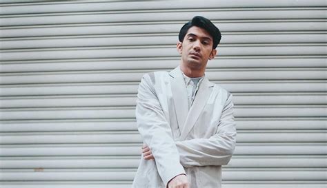 You should wear formal clothes. FOTO: Gaya Keren Reza Rahadian Saat Kenakan Pakaian Formal ...