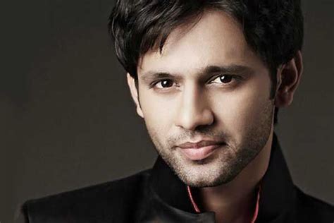 İkinci ikinci olduğu indian idol'un ilk sezonuna katılmasıyla. Rahul Vaidya Wiki, Biography, Age, Height, Weight, house ...