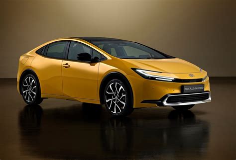 Daring Suit For The Original As Toyota Unveils All New Prius The Citizen