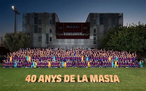 El fc barcelona es un club de fútbol de la ciudad de barcelona que juega en la liga santander, la primera división española y es también conocido popularmente como barça. The youth football teams at FC Barcelona presented for the ...