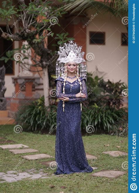 Suntiang Traditional Clothes Stock Image Image Of Padang Model