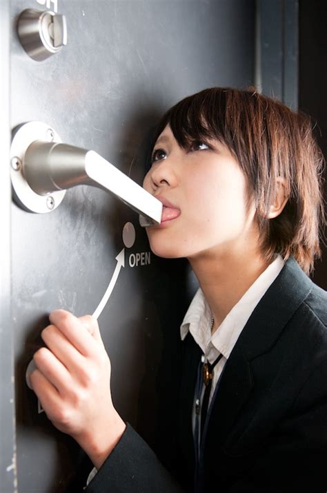 Japan Fetish 37 Door Knob Licking Girls Is The Craze Over Tokyo