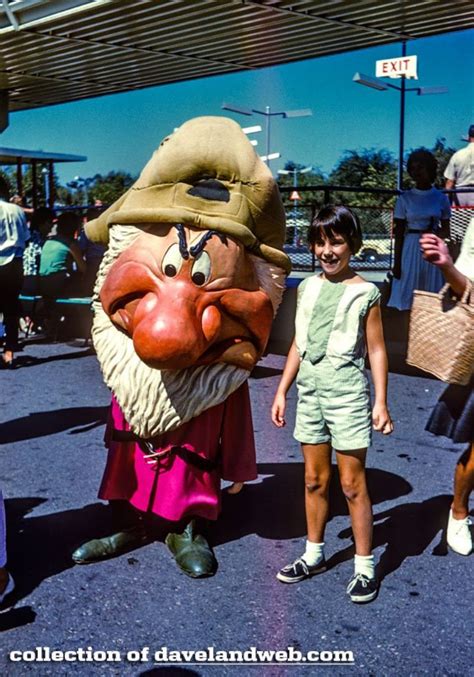 25 Vintage Color Photos Of Terrifying Disneyland Mascots From Between