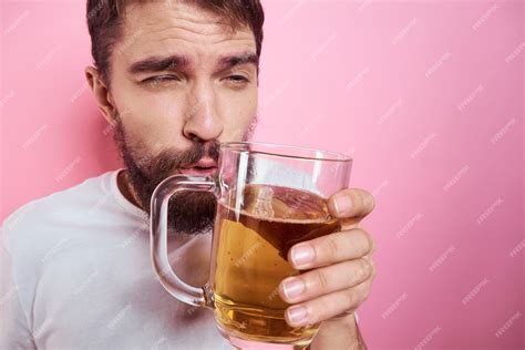 Un Hombre Bebiendo Cerveza De Un Vaso Foto Premium