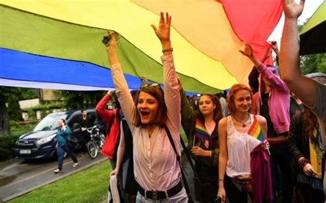 Gay Pride à Bucarest Sur Fond De Campagne Contre Les Mariages