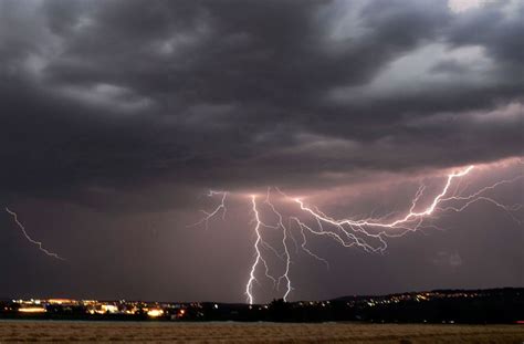 Aktuelle unwetterwarnung für vier bundesländer. Schwere Gewitter erwartet: Wetterdienst gibt ...