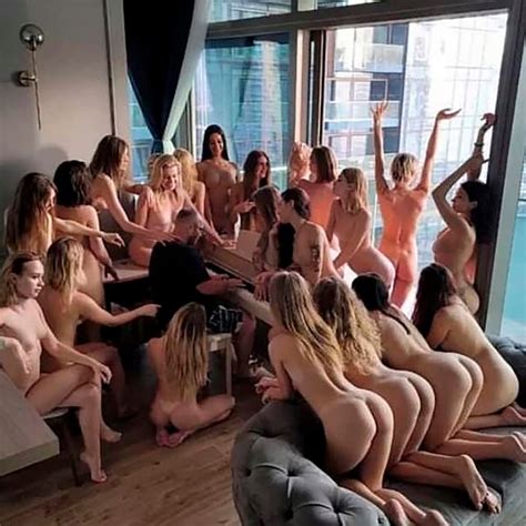 El Playboy Ucraniano Detr S De La Sesi N De Fotos Con Decenas De Modelos Desnudas Podr A Pasar