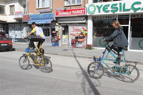 Özel bisikletleriyle Avrupa ve Asya turuna çıkan iki turist Konya da