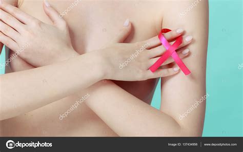 Femme Nue Avec Ruban De Sensibilisation Au Cancer Du Sein Image Libre De Droit Par Anetlanda