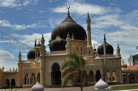 The fastest flight can take up to 3 hours including a stopover. Masjid Zahir, Alor Setar, Kedah | Potraits by Nazri