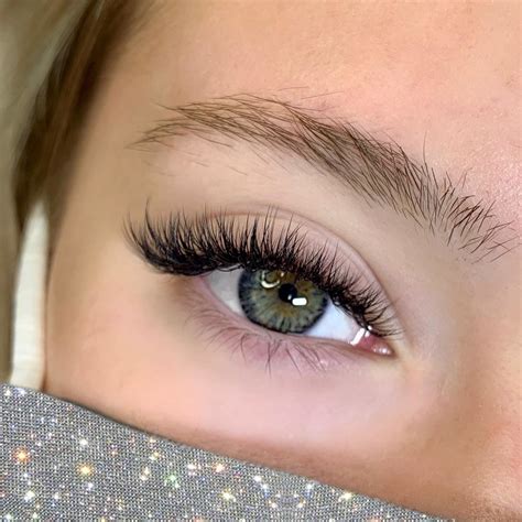 hybrids and sparkles the perfect combination 😍 lashes by lasshesbyliv using omni volume and x