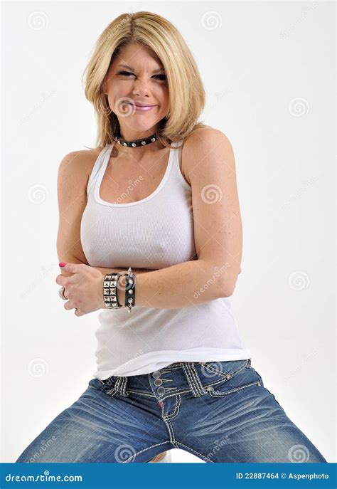 Reizvolle Blonde Frau Im Weißen Becken Und In Den Jeans Stockfoto Bild Von Haltung Denim