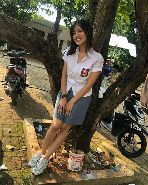10 Potret Awet Muda Yeyen Lidya Masih Cocok Dengan Baju Sma