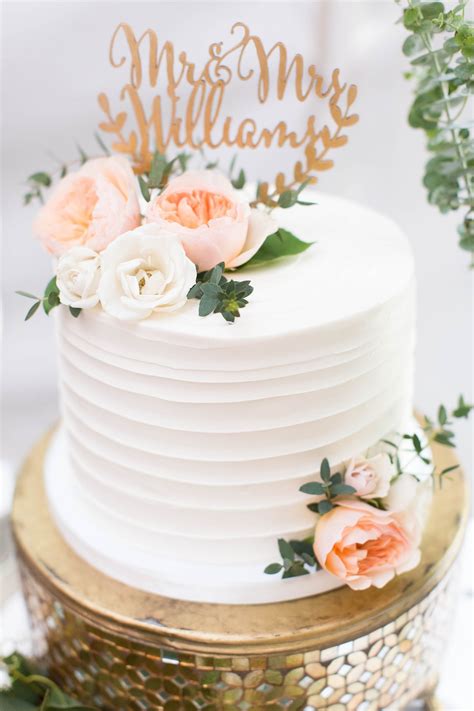 Small Wedding Cake With Fresh Flowers Wedding Cake Fresh Flowers