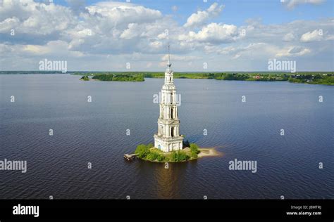Luftbild Auf Berühmten überflutet Glockenturm In Kaljasiner Oblast