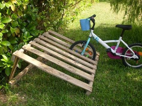 Homemade lift tables are made of everything from metal plates to pieces of wood. Make your own bike rack out of pallets! | Your Projects@OBN