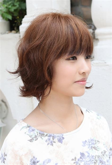 Sweet Hairstyles For Women Layered Short Brown Bob Hairstyle With Bangs