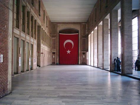 İstanbul üniversitesi 1 ağustos 1933'te yeni bir kadro ve yapıyla açılmıştır. Tanıtım | İstanbul Üniversitesi