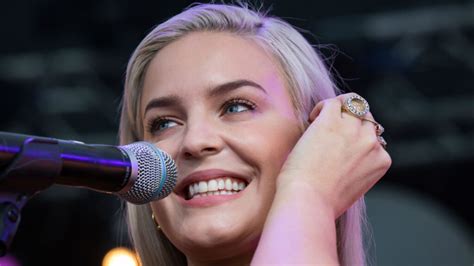 Ist es schon 2021? besser kann man die aktuelle situation nicht auf den punkt bringen. Anne-Marie named as new coach on The Voice UK