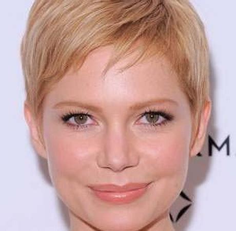 La coupe de cheveux sur un visage rond va permettre de dessiner le visage ainsi que ses traits. Coupe de cheveux femme court visage rond