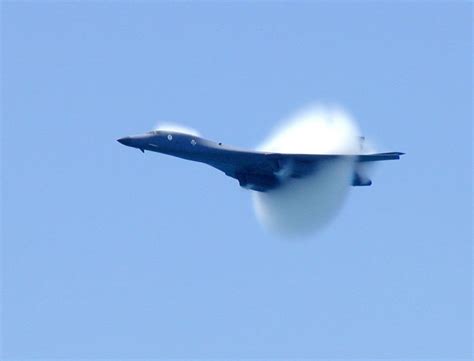 Les avions ont franchi le mur de son, ce qui a été résonné dans le ciel londonien. Un avion atteignant la vitesse transsonique.