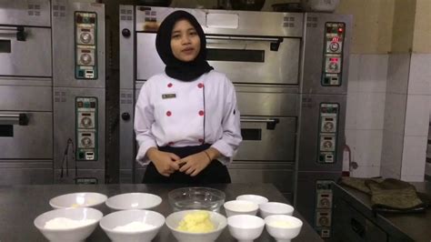 Perkedel kentang ini cara bikinnya agak unik karena ditambah terigu,dimana adonan terigu dimasak dgn air dan margarin sama seperti membuat kue sus. Cara Membuat Donat Kentang - YouTube