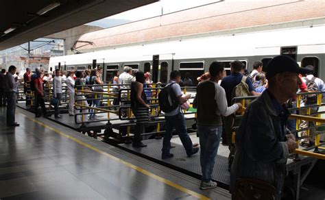 Los paneles están ubicados en nueve plazoletas de las estaciones de la ciudad. La tecnología detrás del Metro de Medellín • ENTER.CO