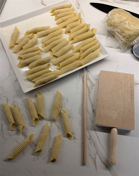 Aug 24, 2010 · in a large soup pot or dutch oven, heat 3 tablespoons of the olive oil over medium heat. GARGANELLI AL RAGU' - AlidaSuperFood