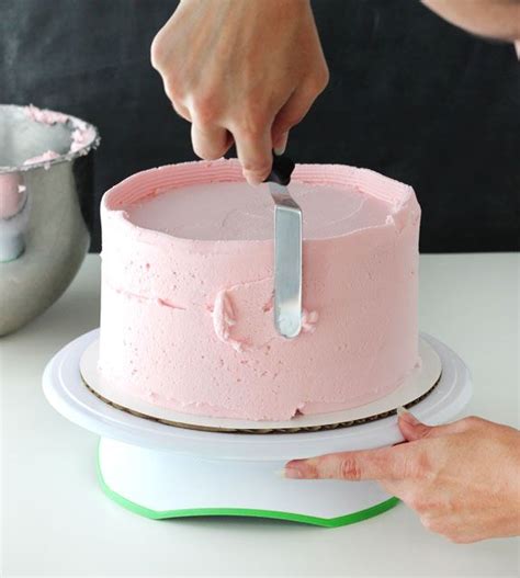 Tutorial How To Frost A Perfectly Smooth Cake With Buttercream Icing