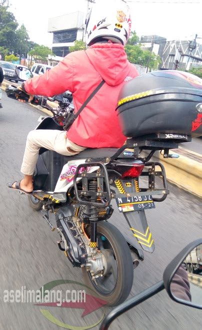 Hal itu bertujuan untuk menyaingi yamaha mio yang ramah kantong, baik dalam hal harga motor ataupun tingkatan bahan bakar yang di anjurkan. Modifikasi Honda BeAT supermoto, jangkung rekk | sekedar coretan