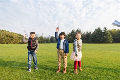 종이 비행기로 노는 행복한 어린 시절의 아이들 이미지 사진 501126815 무료 다운로드