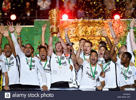 Die eintracht besiegte den fußballmeister bayern mit 3:1. David Abraham Eintracht Frankfurt Jubel nach dem Cup ist zu Eintracht Frankfurt, DFB Pokal ...
