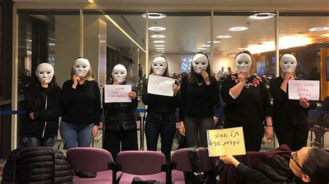 כוחות הכיבוי נאבקים כבר שעות. עיריית תל אביב החליטה לאסור על פעילות מועדוני חשפנות