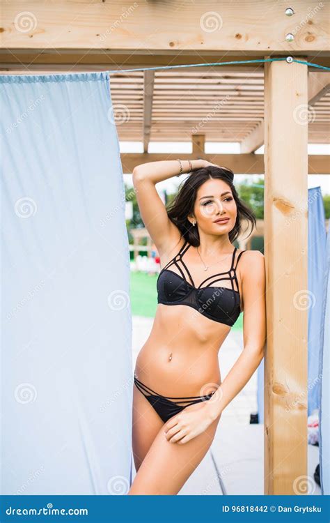 Mooie Sexy Vrouw In Bikini Het Stellen Op Het Zwembad Van Het